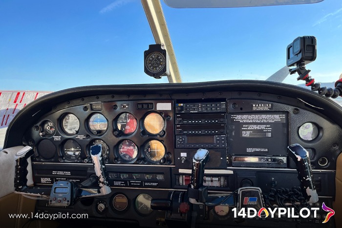 14DAYPILOT Flight Academy Piper Warrior II Cockpit