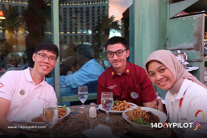 14DAYPILOT student sharing a post-flight dinner with instructors in Las Vegas