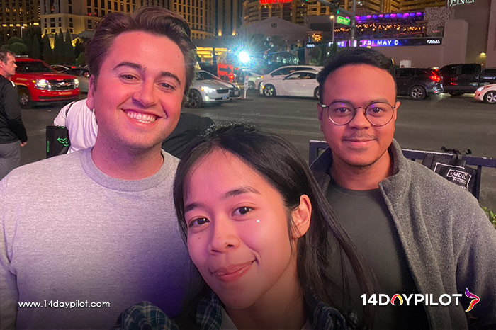 14DAYPILOT students relaxing and sightseeing in Las Vegas between commercial pilot license missions